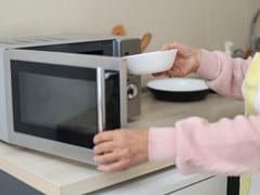 This Genius Hack Lets You Fit Two Bowls In A Microwave, And All You Need Is A Mug This Genius Hack Lets You Fit Two Bowls In A Microwave, And All You Need Is A Mug