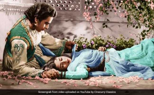 Mughal-E-Azam के प्रीमियर का Video हुआ वायरल, दिलीप कुमार-मधुबाला की फिल्म की यूं दिखी दीवानगी