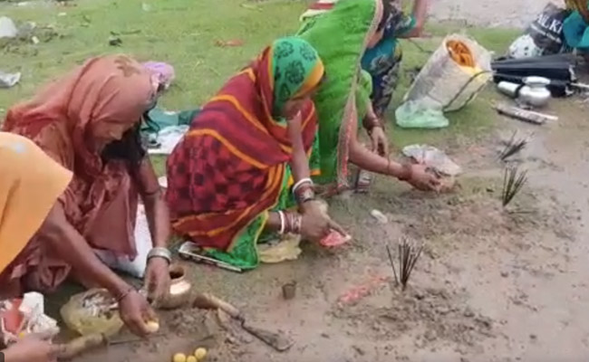 अंधभक्ति की पराकाष्ठा : VIDEO देखने के बाद यहां की महिलाएं करने लगी 'कोरोना माई' की पूजा, गंगा में किया स्नान