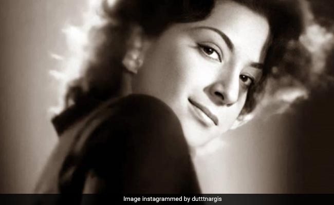 Nargis Dutt's Birth Anniversary: 8 Of The Bollywood Icon's Best Style Moments