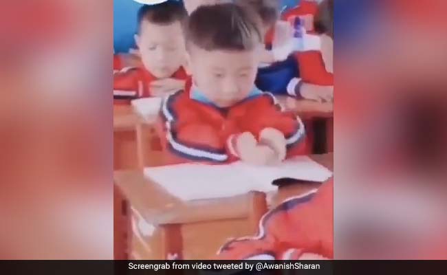 एग्जाम से पहले बच्चे ने ऐसे लिया किताब से ज्ञान, IAS बोले- 'ऐसे कौन करता है...' देखें Viral Video