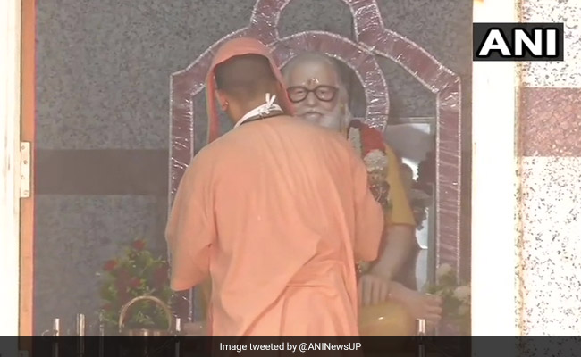 Unlock1: दो महीने बाद फिर खुले मंदिर,  CM योगी ने गोरखनाथ मंदिर में की पूजा-अर्चना