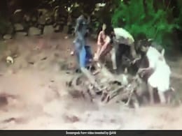 जम्मू कश्मीर: पुंछ जिले में बादल फटने से मची तबाही,कई घर हुए क्षतिग्रस्त तो कई वाहन बारिश में बह गए जम्मू कश्मीर: पुंछ जिले में बादल फटने से मची तबाही,कई घर हुए क्षतिग्रस्त तो कई वाहन बारिश में बह गए