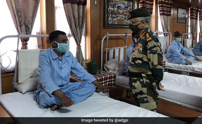 लद्दाख दौरे पर सेना प्रमुख, लेह के मिलिट्री अस्पताल में घायल सैनिकों से की मुलाकात