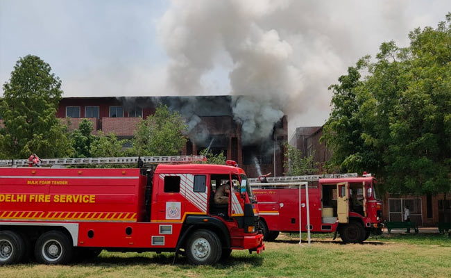 दिल्ली के रामलाल आनंद कॉलेज की इमारत में लगी आग पर दमकल की 4 गाड़‍ियों ने पाया काबू