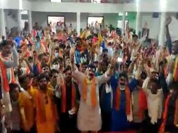 मध्य प्रदेश : बगैर मास्क समर्थकों संग नारेबाजी करते दिखे मध्य प्रदेश के मंत्री, VIDEO वायरल मध्य प्रदेश : बगैर मास्क समर्थकों संग नारेबाजी करते दिखे मध्य प्रदेश के मंत्री, VIDEO वायरल