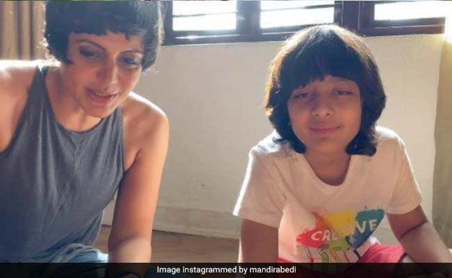 मंदिरा बेदी बेटे वीर के साथ मजेदार Abstract Painting करती आईं नजर, देखें Video मंदिरा बेदी बेटे वीर के साथ मजेदार Abstract Painting करती आईं नजर, देखें Video