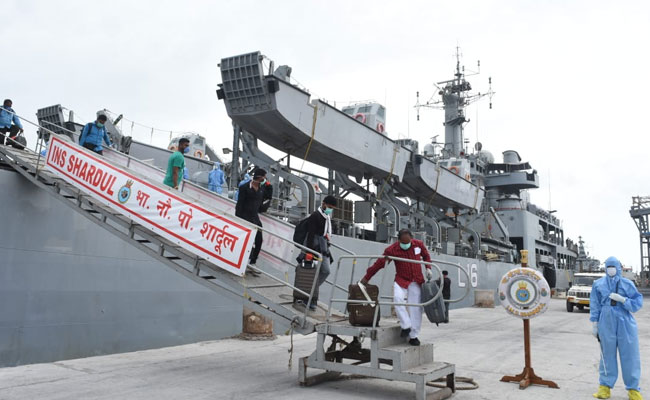 ईरान में फंसे 233 भारतीयों को लेकर गुजरात पहुंचा नौसेना का युद्धपोत INS शार्दुल