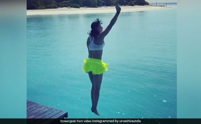 कैमरा लेकर पानी में कूद गईं उर्वशी रौतेला, पीछे पड़ गई विशाल मछली- देखें Video