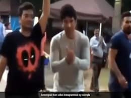 'दिल बेचारा' के सेट पर सुशांत सिंह राजपूत से मिलने आए फैंस, एक्टर ने हाथ जोड़कर किया अभिनंदन- देखें Video 'दिल बेचारा' के सेट पर सुशांत सिंह राजपूत से मिलने आए फैंस, एक्टर ने हाथ जोड़कर किया अभिनंदन- देखें Video