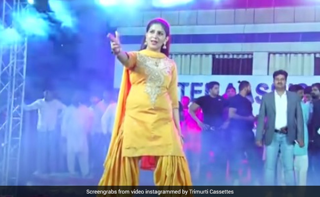 Sapna Choudhary ने स्टेज से यूं मारी गोली, फैन्स हो गए घायल, देखें वायरल डांस Video