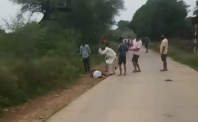 मध्यप्रदेश : सिंगरौली जिले में सरपंच ने बेरहमी से की युवक की पिटाई, वीडियो वायरल