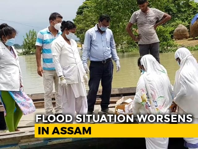 Assam Health Workers "Borrow" Boats To Reach To Flood-Victims Amid COVID