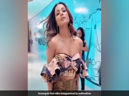 Hina Khan ने होटल में रैंप वॉक करते हुए दिखाया अपना स्टाइलिश अंदाज- देखें Video Hina Khan ने होटल में रैंप वॉक करते हुए दिखाया अपना स्टाइलिश अंदाज- देखें Video
