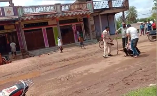 मध्‍य प्रदेश में पुलिसकर्मी ने बेरहमी से की युवक की पिटाई, VIDEO हुआ वायरल..
