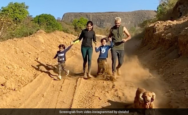 रितेश देशमुख बीवी और बच्चों का हाथ पकड़कर सुबह-सुबह दौड़ लगाते आए नजर, Video में डॉगी ने सबको पछाड़ा