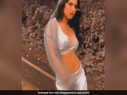 टीवी एक्ट्रेस निया शर्मा ने सड़क पर चलते-चलते यूं दिखाया स्वैग, जबरदस्त Video हुआ वायरल टीवी एक्ट्रेस निया शर्मा ने सड़क पर चलते-चलते यूं दिखाया स्वैग, जबरदस्त Video हुआ वायरल