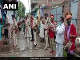 बैंड-बाजे के साथ अपराधी के घर पहुंची पुलिस, पड़ोसियों को 'बाराती' बनाकर किया ऐसा... देखें Photos बैंड-बाजे के साथ अपराधी के घर पहुंची पुलिस, पड़ोसियों को 'बाराती' बनाकर किया ऐसा... देखें Photos