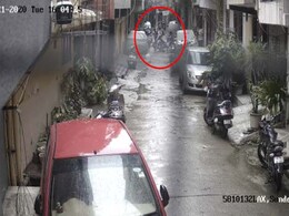 घर के बाहर खेल रही 4 साल की बच्ची को किडनैपर्स के चंगुल से मां ने बचाया - देखें CCTV फुटेज घर के बाहर खेल रही 4 साल की बच्ची को किडनैपर्स के चंगुल से मां ने बचाया - देखें CCTV फुटेज