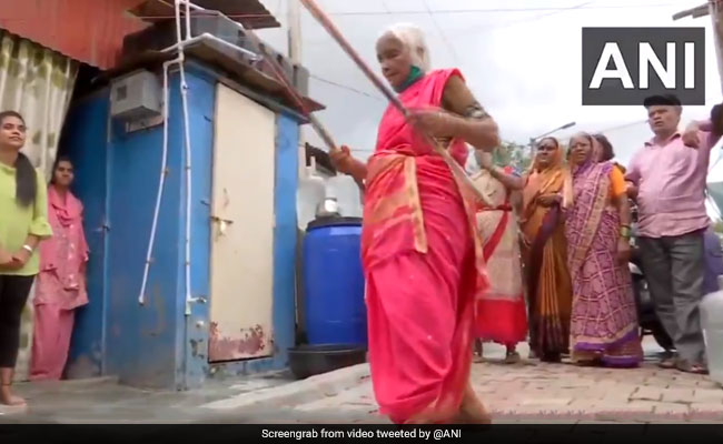 85 साल की बुजुर्ग महिला ने पैसे कमाने के लिए डंडे से किए ऐसे करतब, देखकर हैरान रह गए लोग... देखें Video
