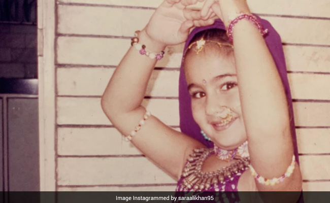 सारा अली खान ने शेयर की बचपन की Photo, बोलीं- बंगले के पीछे...
