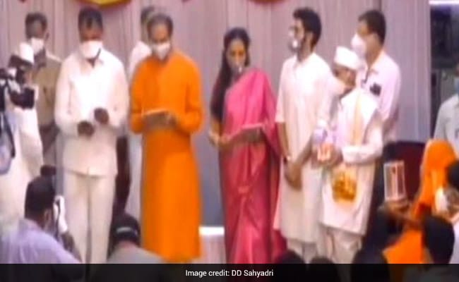Uddhav Thackeray Drives To Pilgrim Town Pandharpur, Prays For 'Miracle' Amid Pandemic Uddhav Thackeray Drives To Pilgrim Town Pandharpur, Prays For 'Miracle' Amid Pandemic