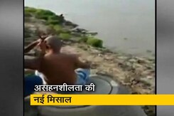 वाराणसी में नेपाली शख्स का किया मुंडन किया, "जय श्री राम'' के नारे भी लगवाए वाराणसी में नेपाली शख्स का किया मुंडन किया, "जय श्री राम'' के नारे भी लगवाए