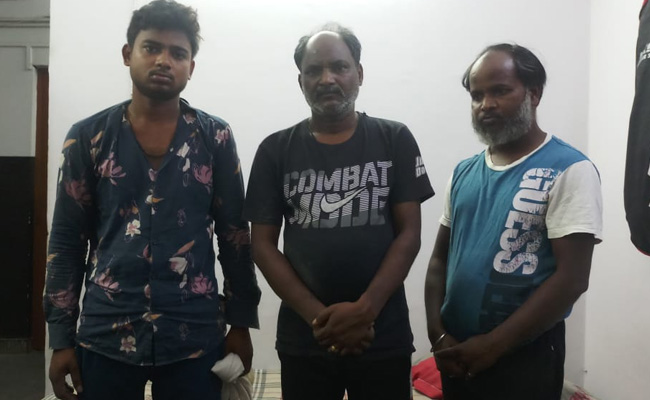 बेवजह रोड पर खड़े होने को लेकर पुलिस ने टोका, तो कर दी पुलिस वालों की पिटाई 