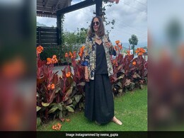नीना गुप्ता ने ब्लैक शर्ट और स्कर्ट में शेयर की अपनी खूबसूरत Pics, कुछ इस अंदाज में आईं नजर नीना गुप्ता ने ब्लैक शर्ट और स्कर्ट में शेयर की अपनी खूबसूरत Pics, कुछ इस अंदाज में आईं नजर