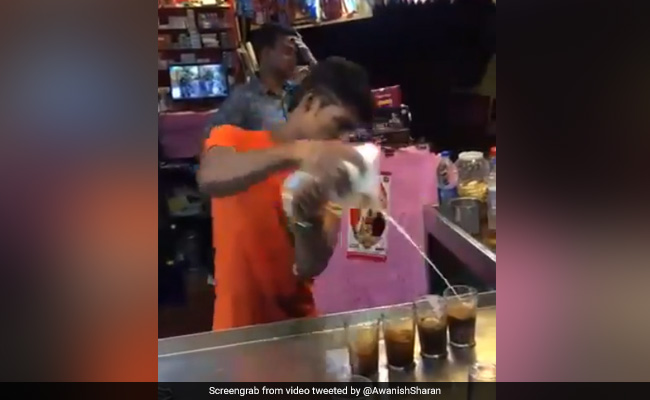 चाय वाले ने गजब अंदाज में बनाई कोल्ड कॉफी, IAS बोला- 'कभी नहीं देखी ऐसे बनते हुए...' - देखें Viral Video