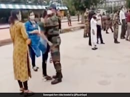 ट्रेन में चढ़ा आर्मी का जवान तो फूट-फूटकर रोने लगा परिवार, रेल मंत्री ने शेयर किया आंखें नम करने देने वाला Video ट्रेन में चढ़ा आर्मी का जवान तो फूट-फूटकर रोने लगा परिवार, रेल मंत्री ने शेयर किया आंखें नम करने देने वाला Video