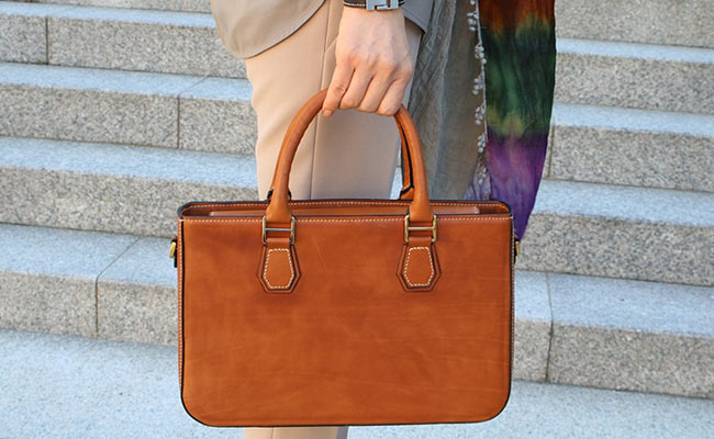 7 Gorgeous Handbags That Are Bound To Steal All Attention