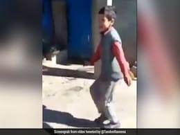 बच्चे के पहाड़ी डांस ने जीता रवीना टंडन का दिल, एक्ट्रेस ने Video शेयर कर बांधे तारीफों के पुल बच्चे के पहाड़ी डांस ने जीता रवीना टंडन का दिल, एक्ट्रेस ने Video शेयर कर बांधे तारीफों के पुल