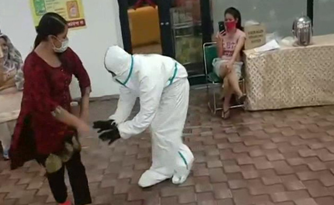 दिल्ली: डांस के जरिए मरीज़ों के साथ-साथ अपनी भी हिम्मत बढ़ा रहे हैं कोरोना वॉरियर्स