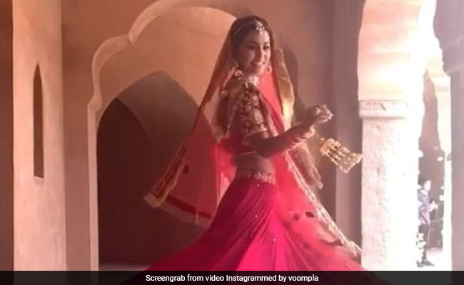 Hina Khan ने लाल रंग के लहंगे में 'पधारो म्हारे देश' सॉन्ग पर यूं किया डांस, बार-बार देखा जा रहा Video