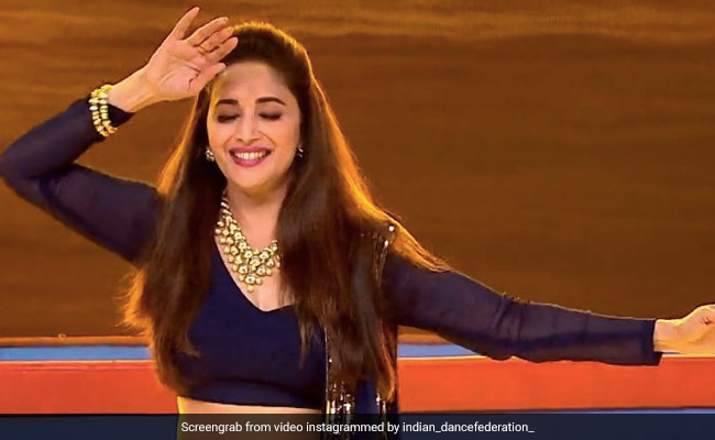 माधुरी दीक्षित ने अपने सुपरहिट सॉन्ग पर कुछ इस तरह दिखाया डांस, मच गया हल्ला- देखें Video