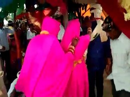 एक दूल्हे के संग दो दुल्हनों ने लिए फेरे : एक गर्लफ्रेंड, दूसरी मम्मी-पापा की पसंद, Video देखें एक दूल्हे के संग दो दुल्हनों ने लिए फेरे : एक गर्लफ्रेंड, दूसरी मम्मी-पापा की पसंद, Video देखें