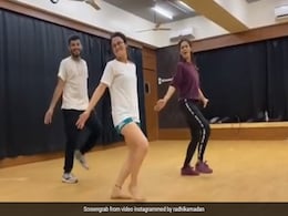 'अंग्रेजी मीडियम' की एक्ट्रेस राधिका मदान ने 'नाचन नु जी करदा' पर यूं किया डांस, वायरल हुआ Video 'अंग्रेजी मीडियम' की एक्ट्रेस राधिका मदान ने 'नाचन नु जी करदा' पर यूं किया डांस, वायरल हुआ Video