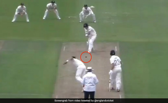 जेम्स एंडरसन ने रहस्यमयी गेंद डाल बल्लेबाज को किया आउट, कोरोना के डर से ऐसे मनाया जश्न - देखें पूरा Video