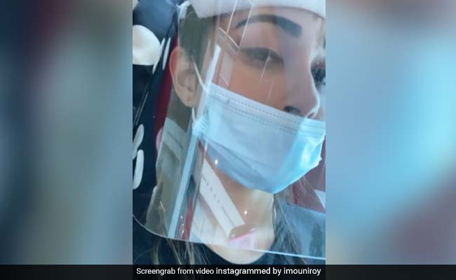 Mouni Roy लॉकडाउन के बाद पहली बार निकलीं सफर पर तो कर बैठीं यह गलती, फैन्स ने ली क्लास