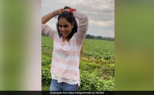 जेनेलिया डिसूजा खेतों के बीच मजे से कर रही थीं सैर, Video शेयर कर रितेश देशमुख का यूं आया कमेंट