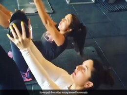 करीना कपूर जिम में अपनी बेस्ट फ्रेंड संग वर्कआउट करती आईं नजर, थ्रोबैक Video हुआ वायरल करीना कपूर जिम में अपनी बेस्ट फ्रेंड संग वर्कआउट करती आईं नजर, थ्रोबैक Video हुआ वायरल