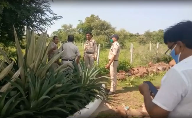 कोरोना के खिलाफ 'जंग' में यह IPS निभा रहा 'डबल रोल', कहा-मैं पुलिसकर्मी हूं और डॉक्‍टर भी'