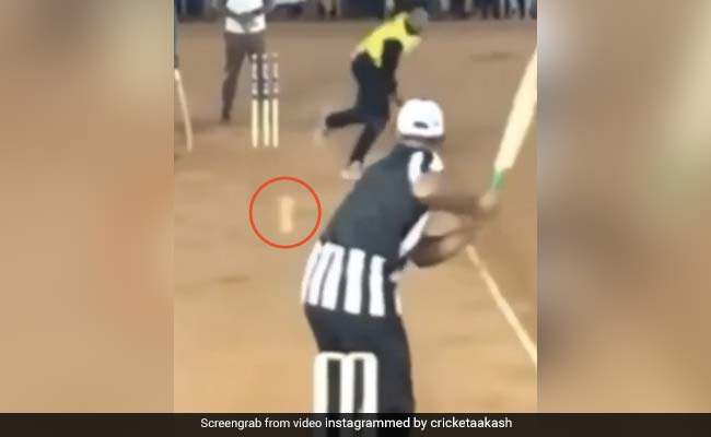 Wide जा रही गेंद को छोड़ा तो पीछे से उड़ गई गिल्लियां, देख बल्लेबाज हैरान - देखें Video