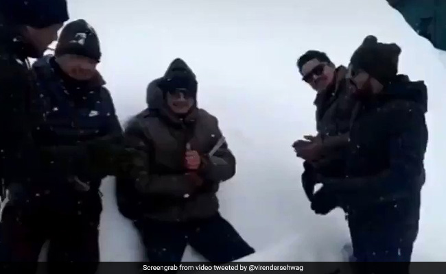 भारतीय सैनिक ने बर्फ का केक काटकर मनाया बर्थडे, सहवाग ने शेयर किया Video, बोले- 'स्‍नो केक की खूबसूरती..'