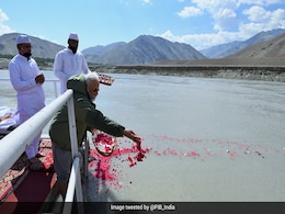 पीएम मोदी ने लद्दाख यात्रा के दौरान सिंधु नदी के तट पर पूजा-अर्चना की पीएम मोदी ने लद्दाख यात्रा के दौरान सिंधु नदी के तट पर पूजा-अर्चना की
