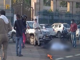 लखनऊ :  CM आवास के पास मां-बेटी ने की 'आत्मदाह' की कोशिश,  अमेठी में थाना इंचार्ज सस्पेंड लखनऊ :  CM आवास के पास मां-बेटी ने की 'आत्मदाह' की कोशिश,  अमेठी में थाना इंचार्ज सस्पेंड