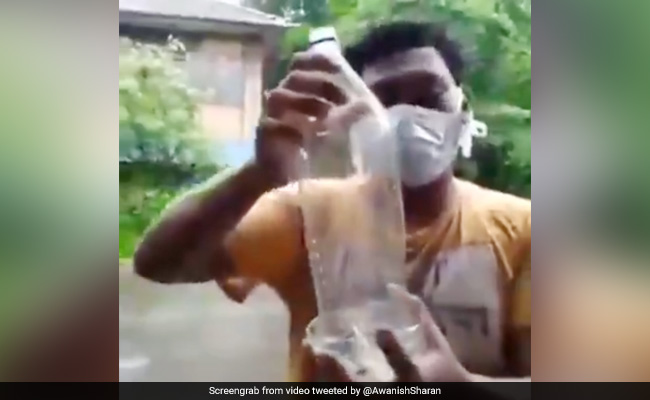 कोरोना से बचने के लिए शख्स ने देसी जुगाड़ से बनाया शील्ड, IAS अफसर बोला- 'अद्भुत आविष्कार' - देखें Video