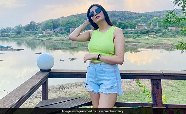 सपना चौधरी ने हॉट पैंट्स और क्रॉप टॉप में शेयर की फोटो, बोलीं- खुद को खुश रखना कामयाब होने से कहीं...