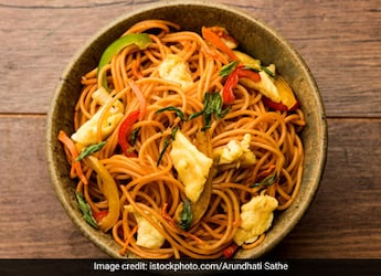 How To Make Kolkata-Style Egg Chowmein In Just 20 Mins How To Make Kolkata-Style Egg Chowmein In Just 20 Mins